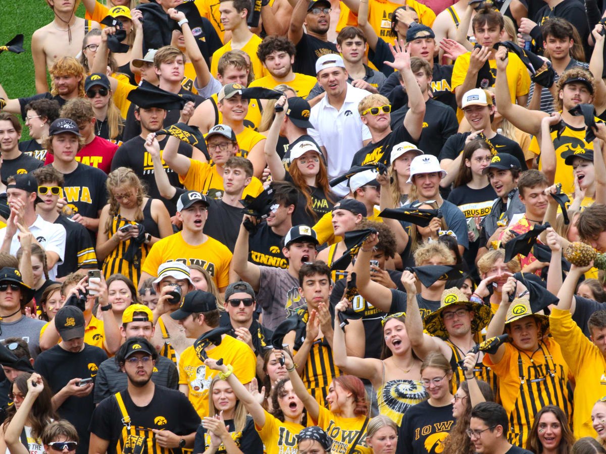 Iowa fans jump at the shot for 2022 Field of Dreams game tickets