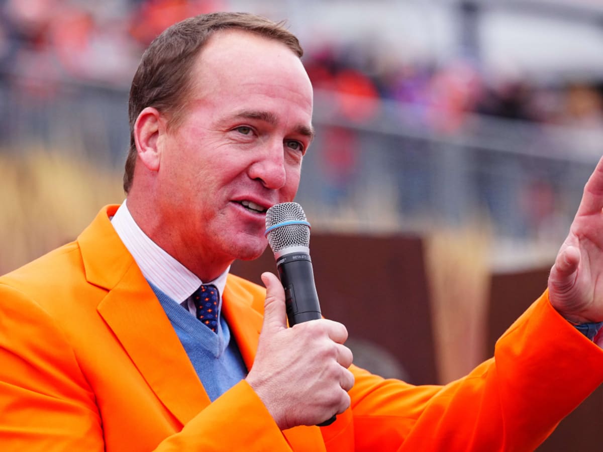 Peyton Manning, the Broncos' Flickering Star, Glows Just in Time