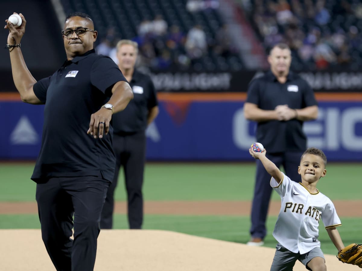 Roberto Clemente's Son, Grandson Throw First Pitches at Pirates