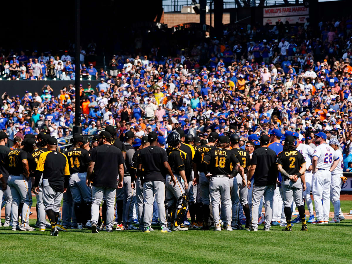 Benches clear in White Sox-Pirates game after scary collision