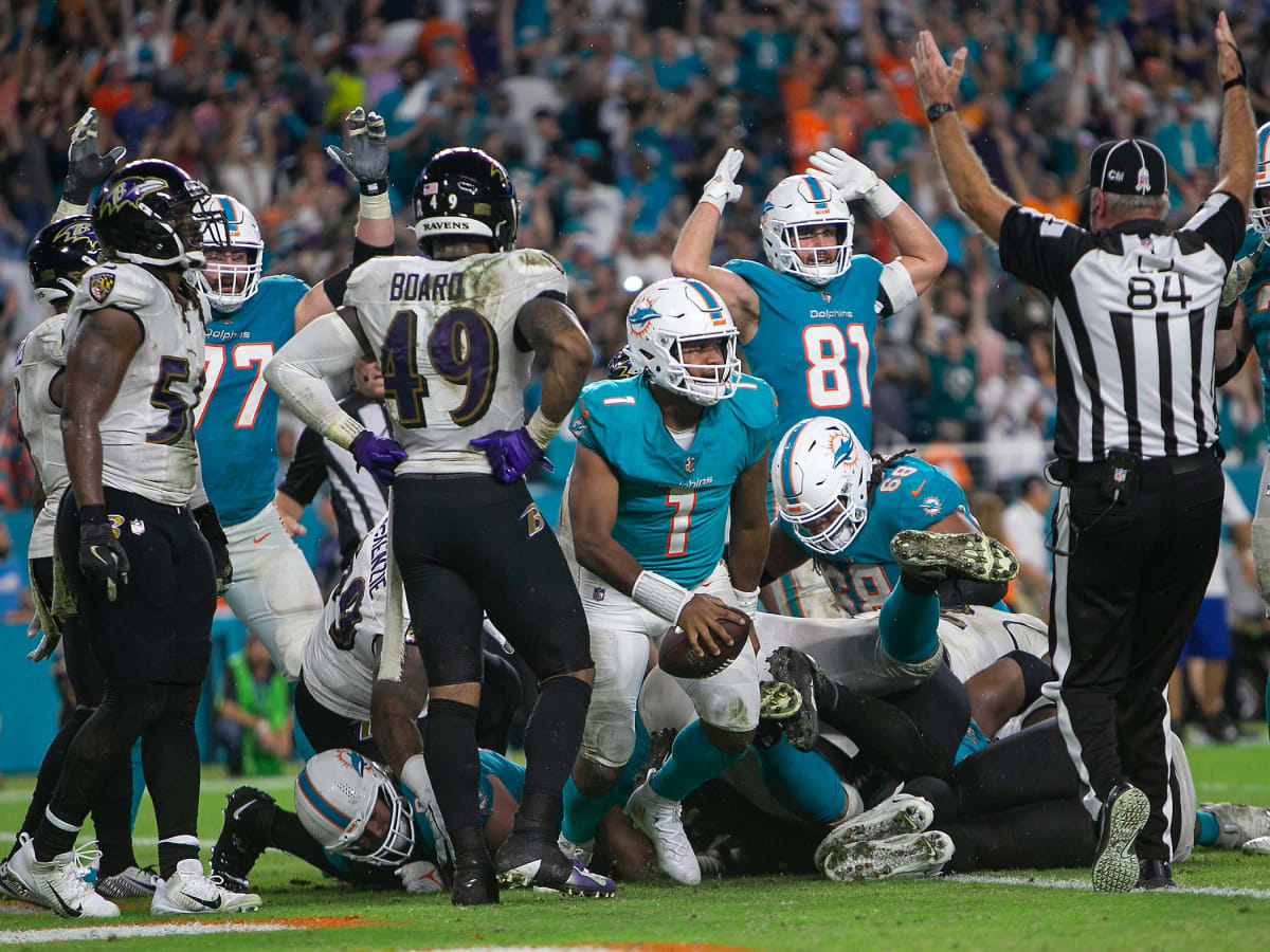 Miami Dolphins and Baltimore Ravens players meet at the start of an NFL  football game, Sunday, Sept. 8, 2019, in Miami Gardens, Fla. (AP  Photo/Wilfredo Lee Stock Photo - Alamy