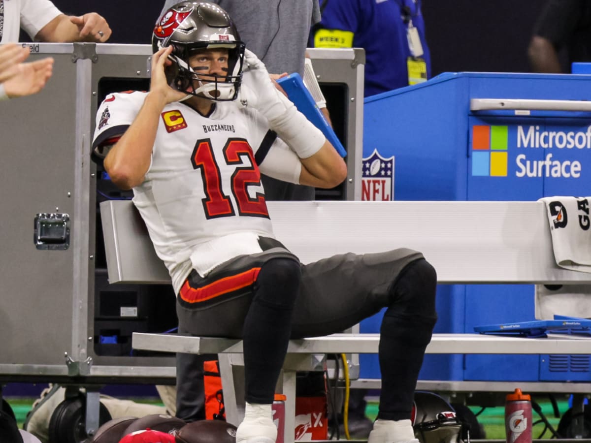 Tom Brady tosses tablet in disgust in Buccaneers loss