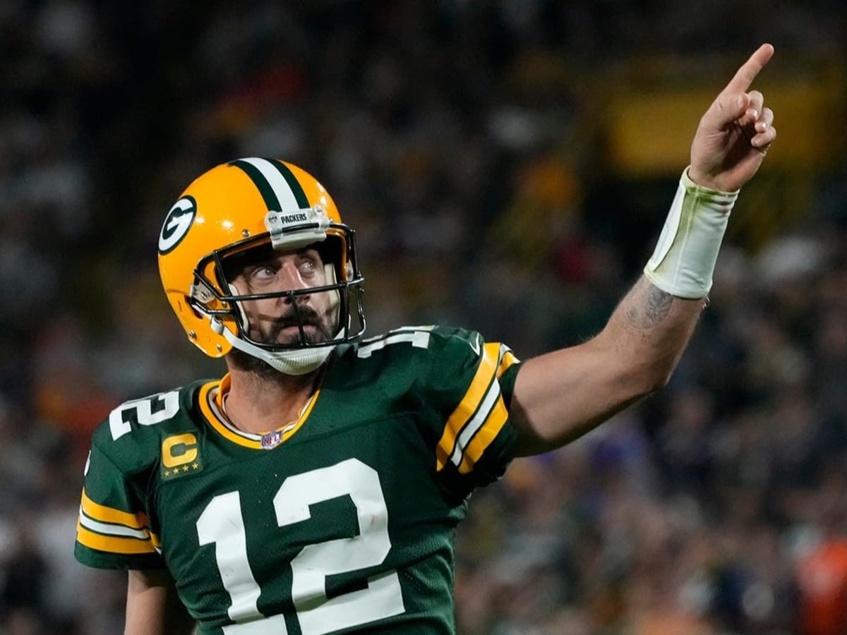 Rodgers Throws 4 TD Passes, Packers Defeat Bears 45-30