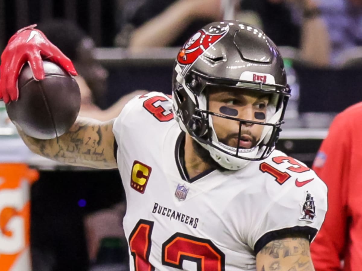 Tampa Bay Buccaneers wide receiver Mike Evans beats Saints CB