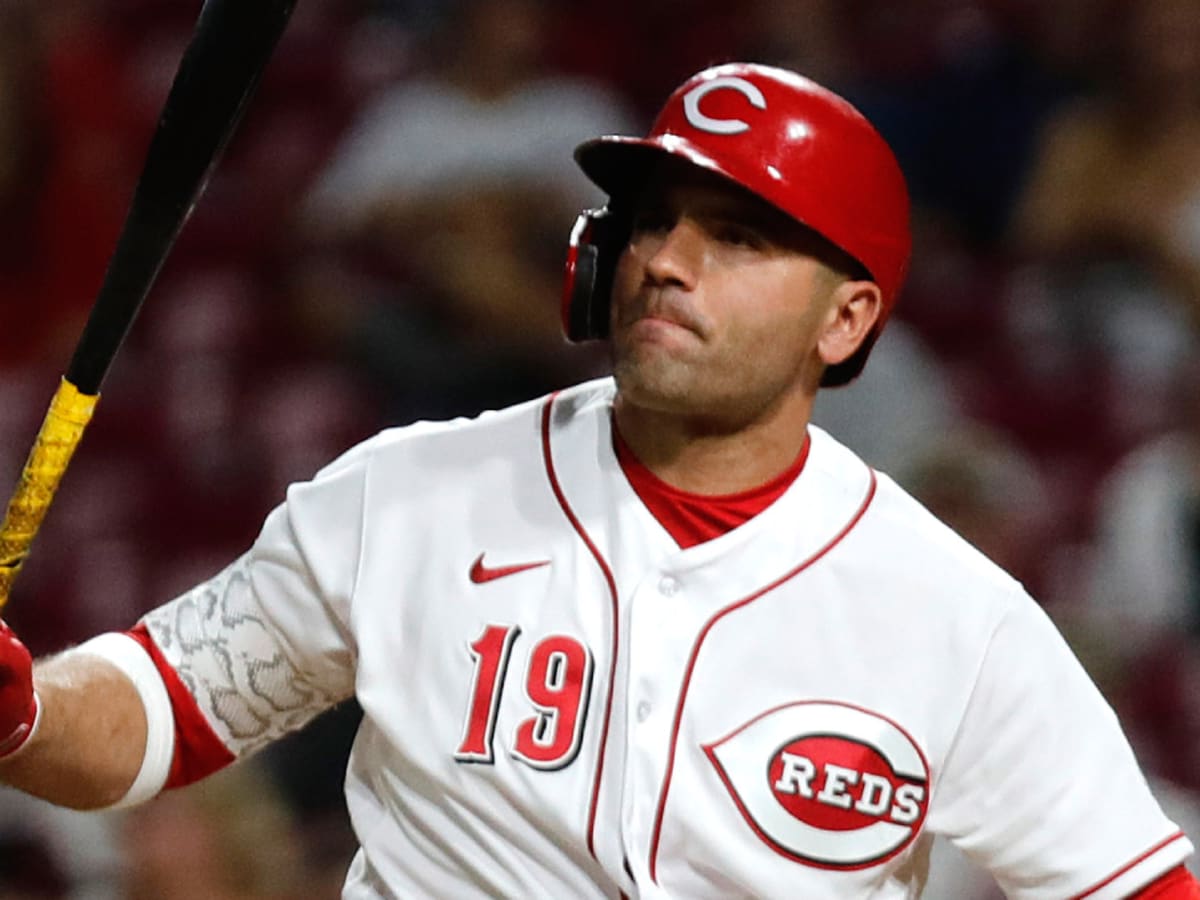 Joey Votto wears Barry Larkin jersey to meet fans at Great