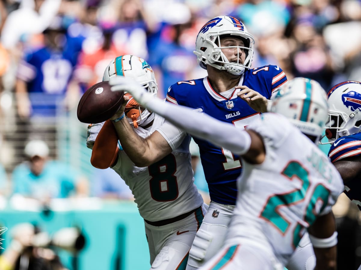 Josh Allen continues elite streak in dominant win over Dolphins