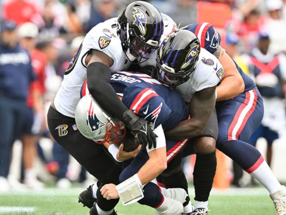 Mac Jones hobbles off the field during Patriots-Ravens game