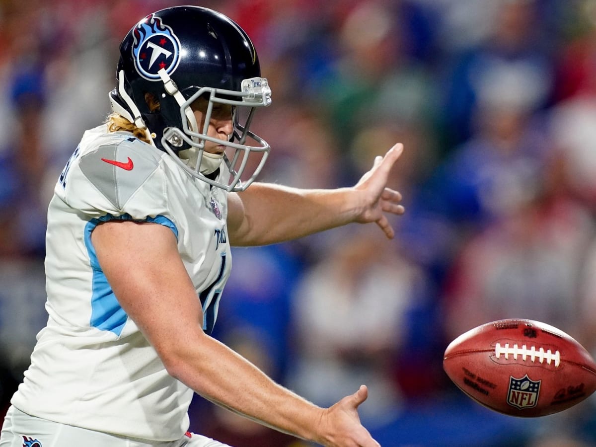 October 30, 2022: Tennessee Titans punter Ryan Stonehouse (4) punts during  a game between the Tennes