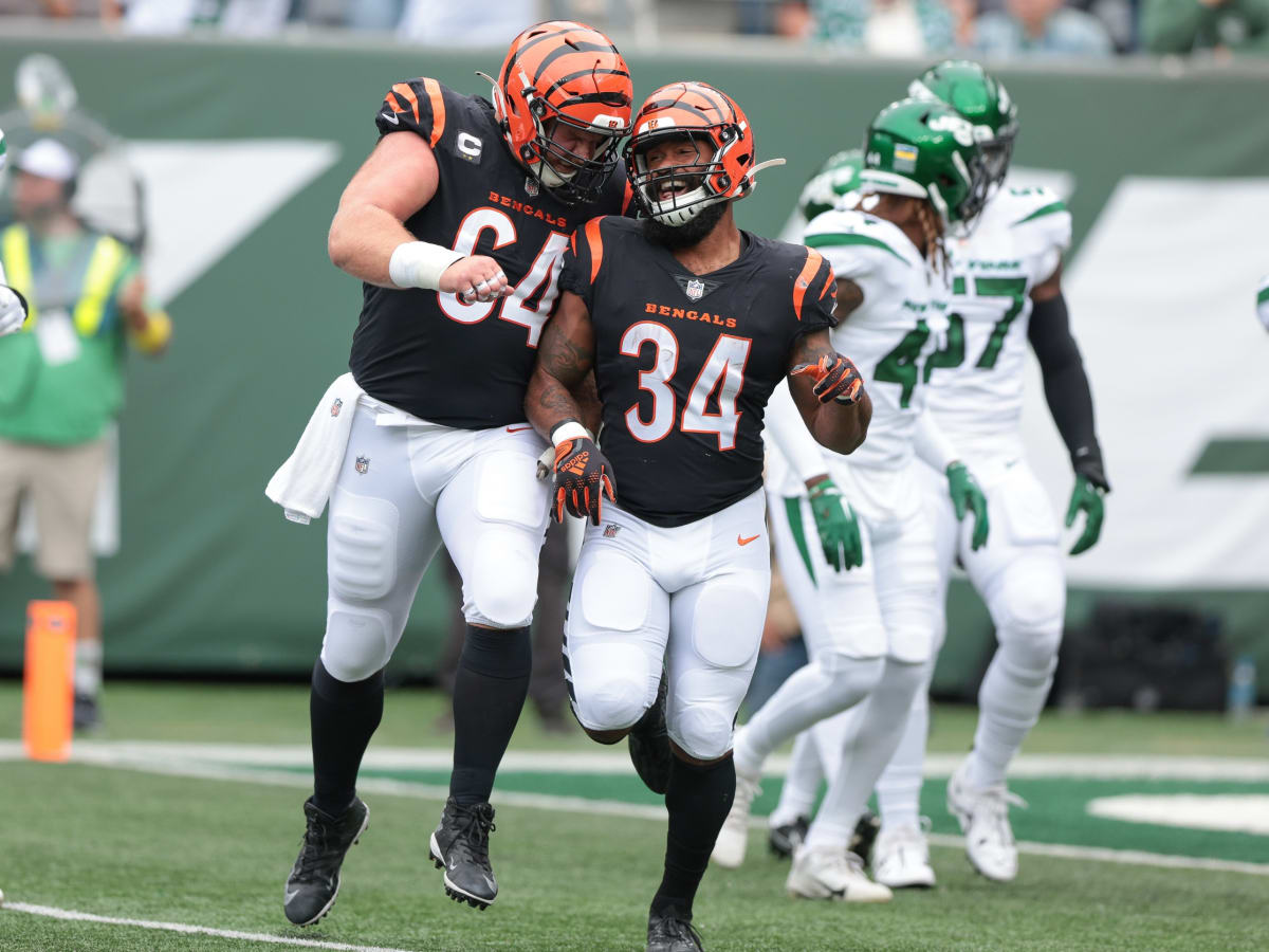 Cincinnati Bengals Center Ted Karras warms up for the NFL game