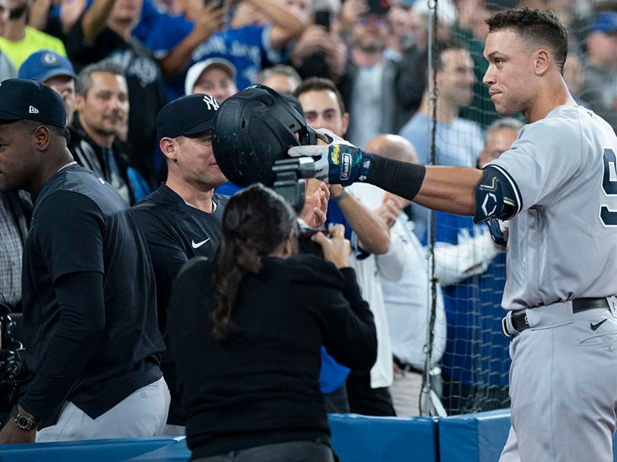 Blue Jays fan Frankie Lasagna just misses catching Aaron Judge's 61st home  run ball