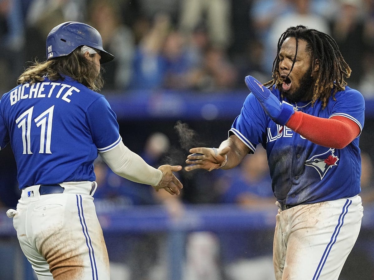 Guerrero, Bichette come out swinging in spring debut with Jays