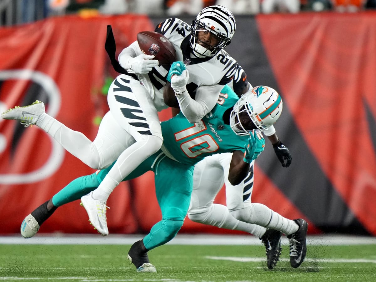 DJ Reader claps at Tyreek Hill after Bengals - Dolphins on Thursday Night  Football - Cincy Jungle