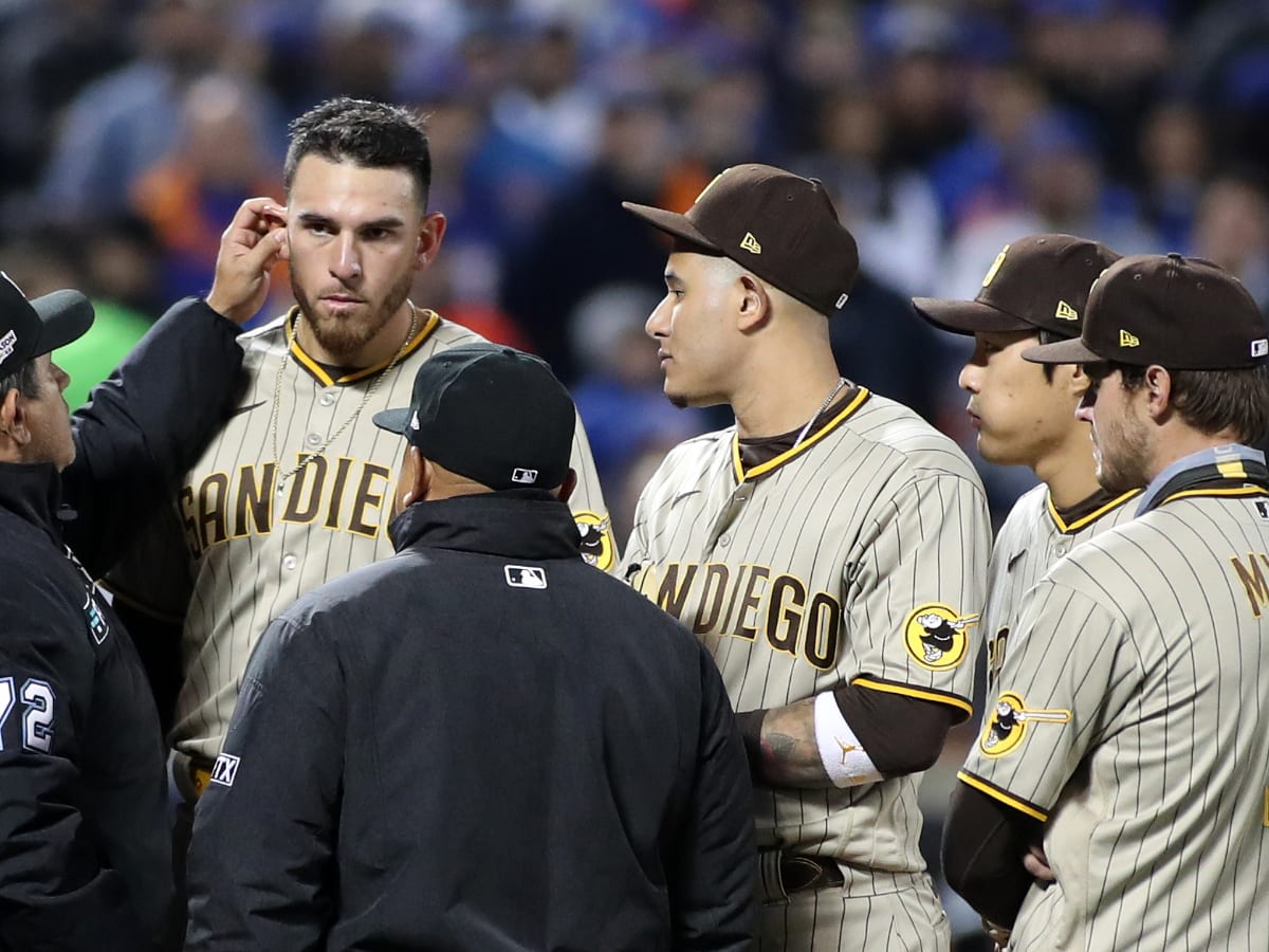 MLB world hilariously reacts to Mets-Padres' Joe Musgrove ear inspection