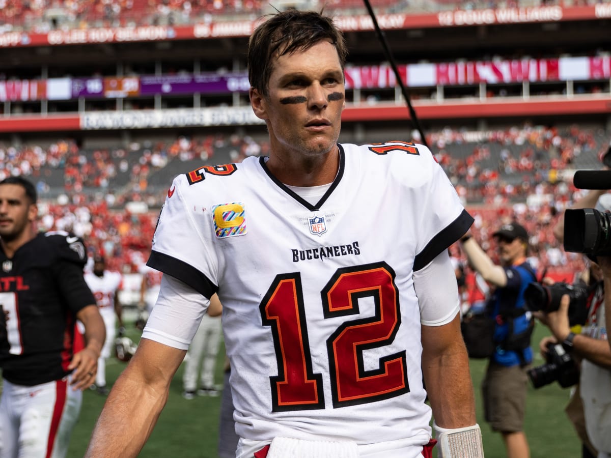 Referee stands by controversial flag thrown on Tom Brady sack in Falcons- Buccaneers game - The Athletic