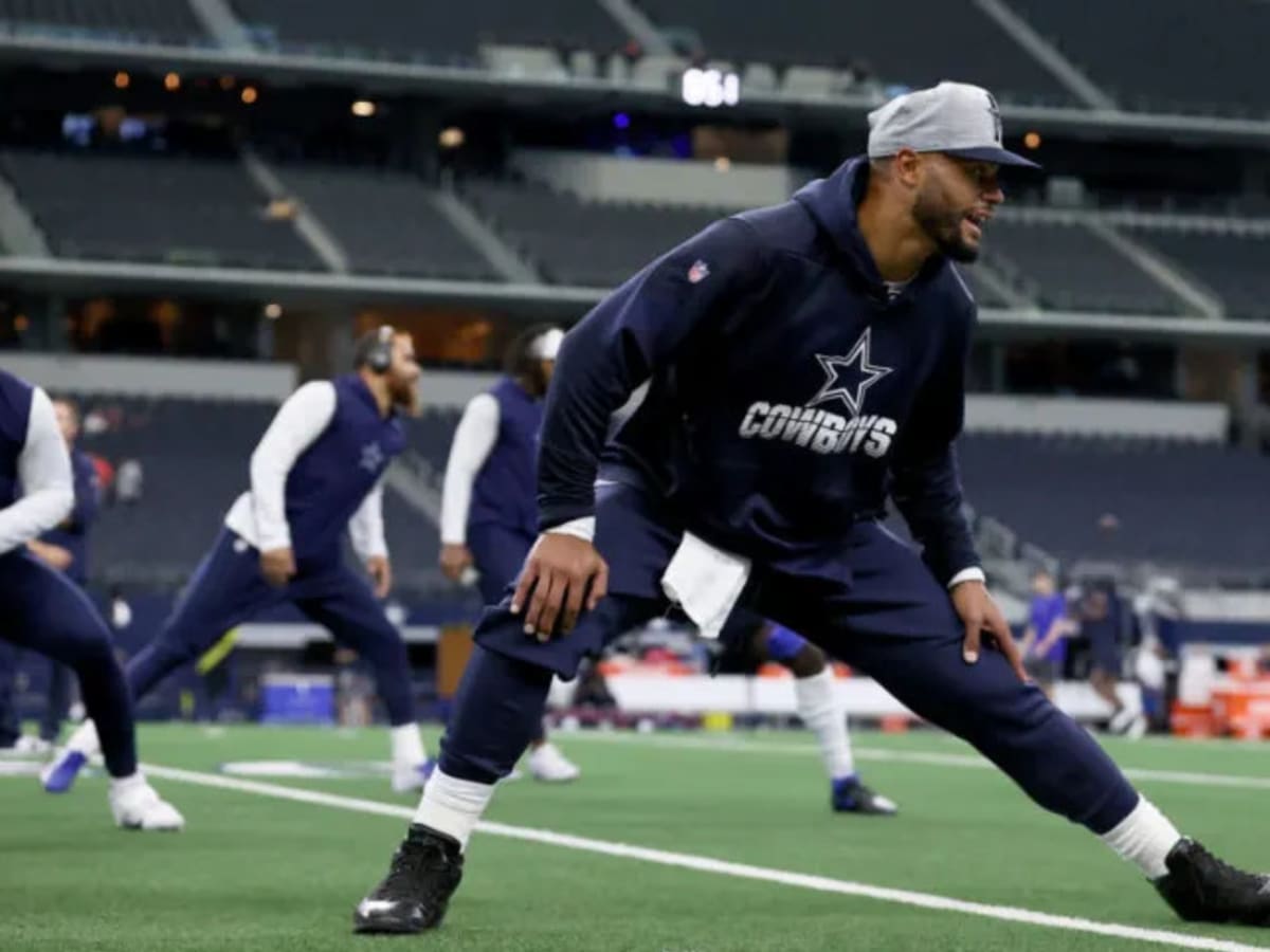 August 26, 2017: Dallas Cowboys quarterback Dak Prescott (4) warms up prior  to an NFL pre-season game between the Oakland Raiders and the Dallas  Cowboys at AT&T Stadium in Arlington, Texas. Shane