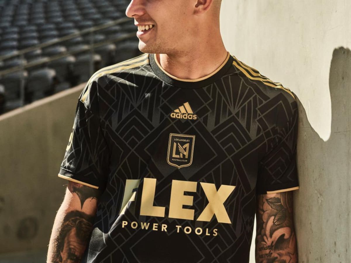 Con Carlitos Vela como modelo principal, Los Angeles FC presentó  oficialmente su uniforme de visita para la próxima temporada de la MLS.…