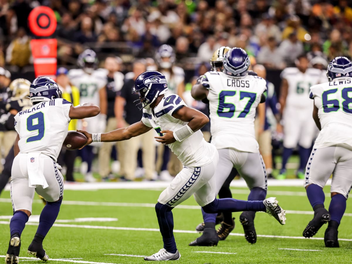 WATCH: Geno Smith airs out long ball to RB Ken Walker