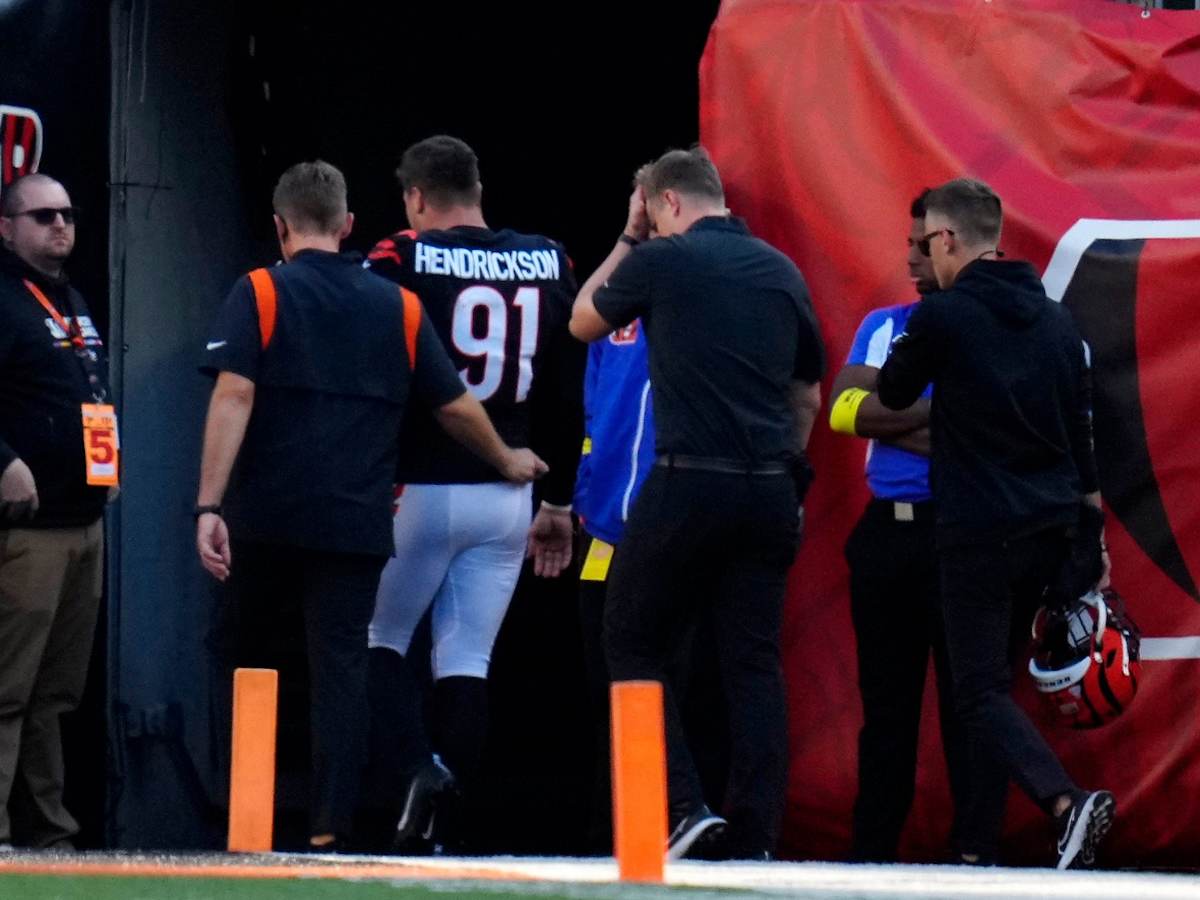 Trey Hendrickson, Cincinnati DE, goes to locker room with neck injury