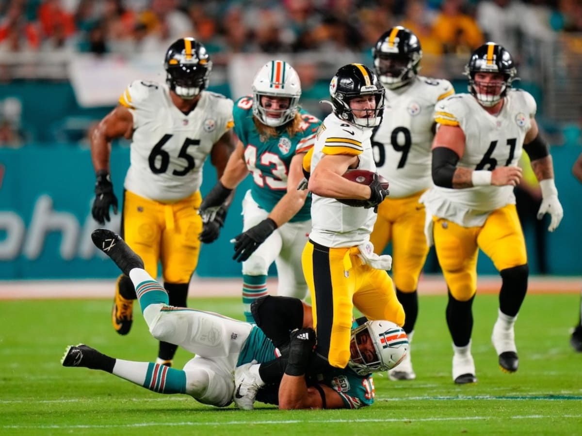 Players Know Pittsburgh Steelers Must Keep Kenny Pickett Moving Forward -  Sports Illustrated Pittsburgh Steelers News, Analysis and More