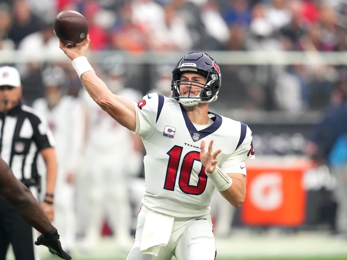 Texans HC Lovie Smith announces Davis Mills will return as