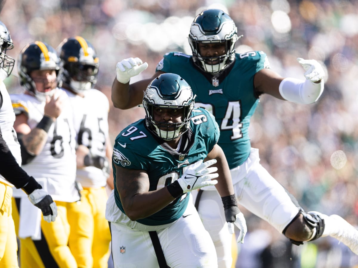 Hurts, Brown power unbeaten Eagles past Steelers 35-13