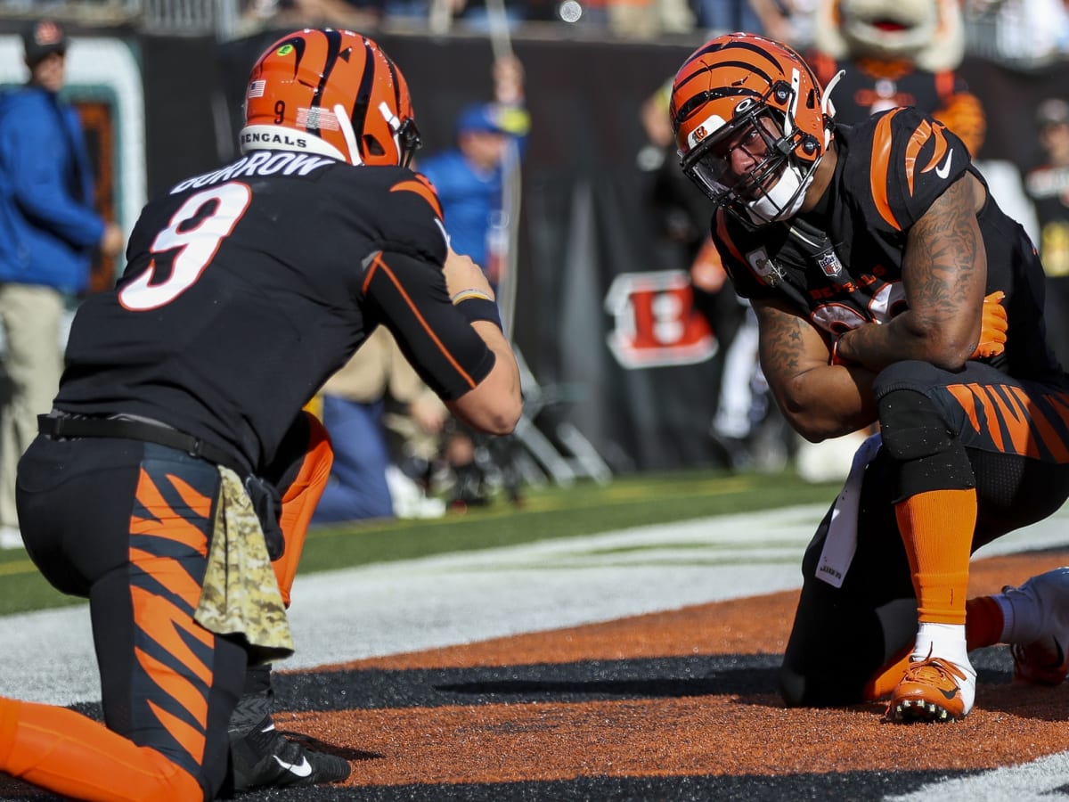 Photo: Bengals Joe Mixon takes handoff from Joe Burrow - KYP20221106030 