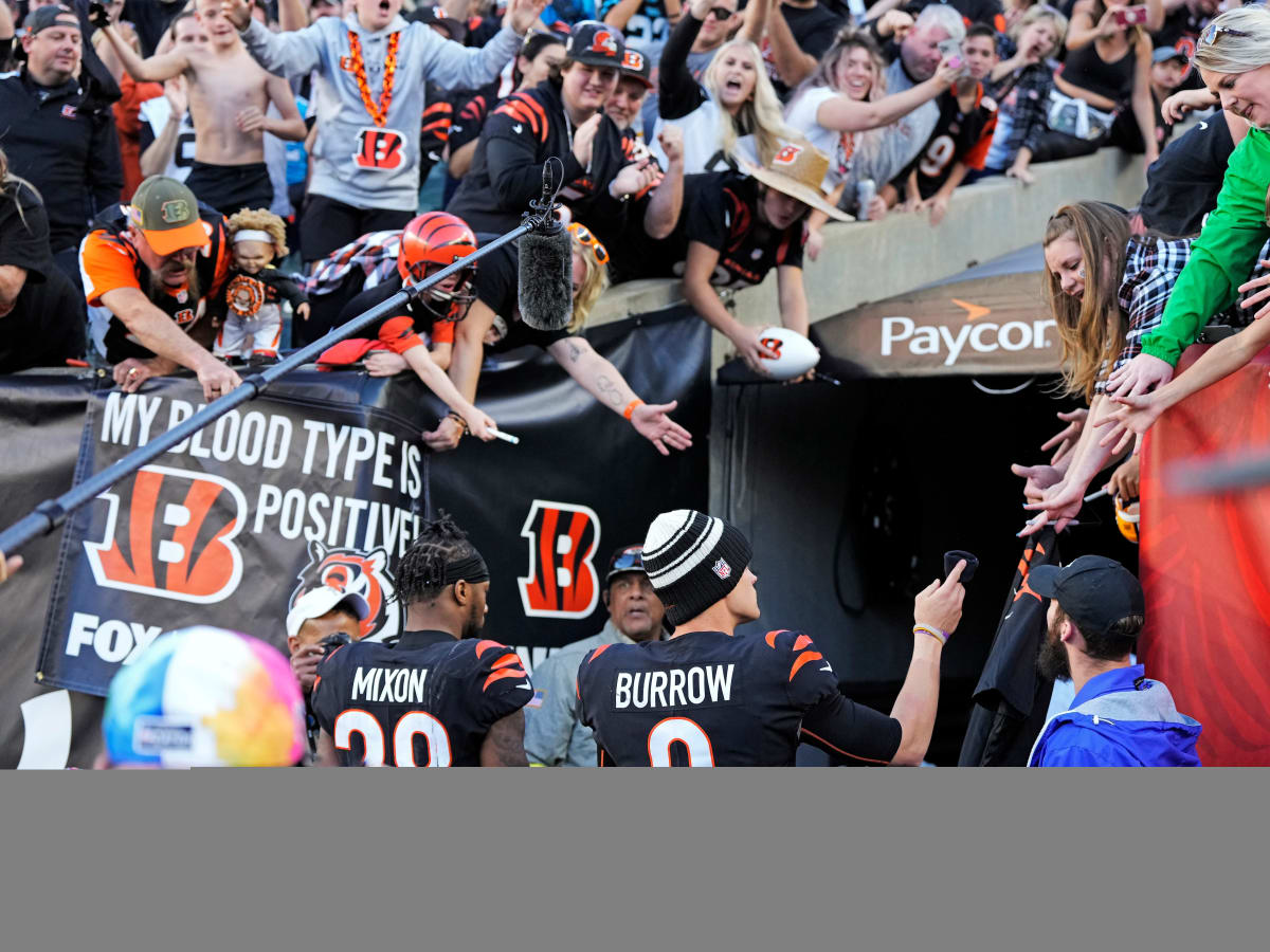 Mixon records record day as Bengals blowout Panthers in Paycor, 42-21.