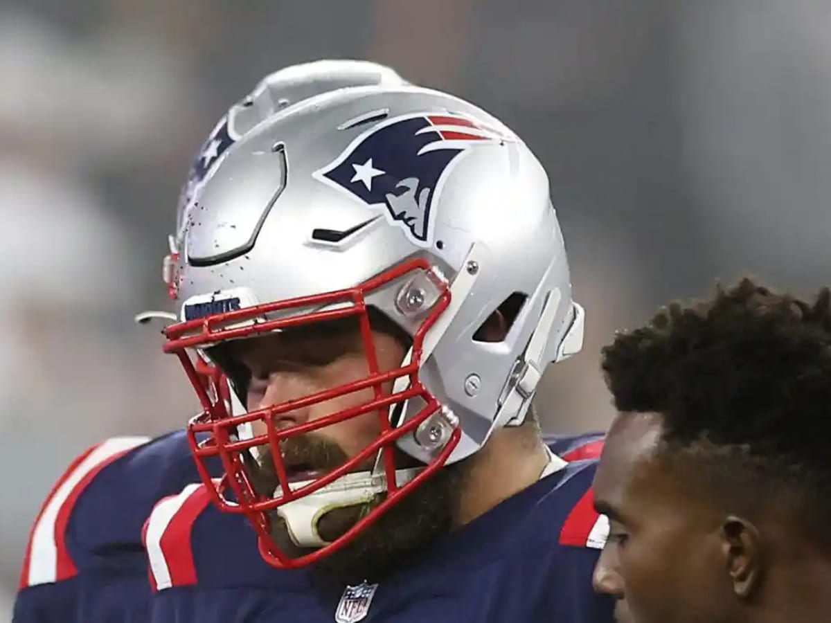 New England Patriots' David Andrews gets helmet ripped off mid