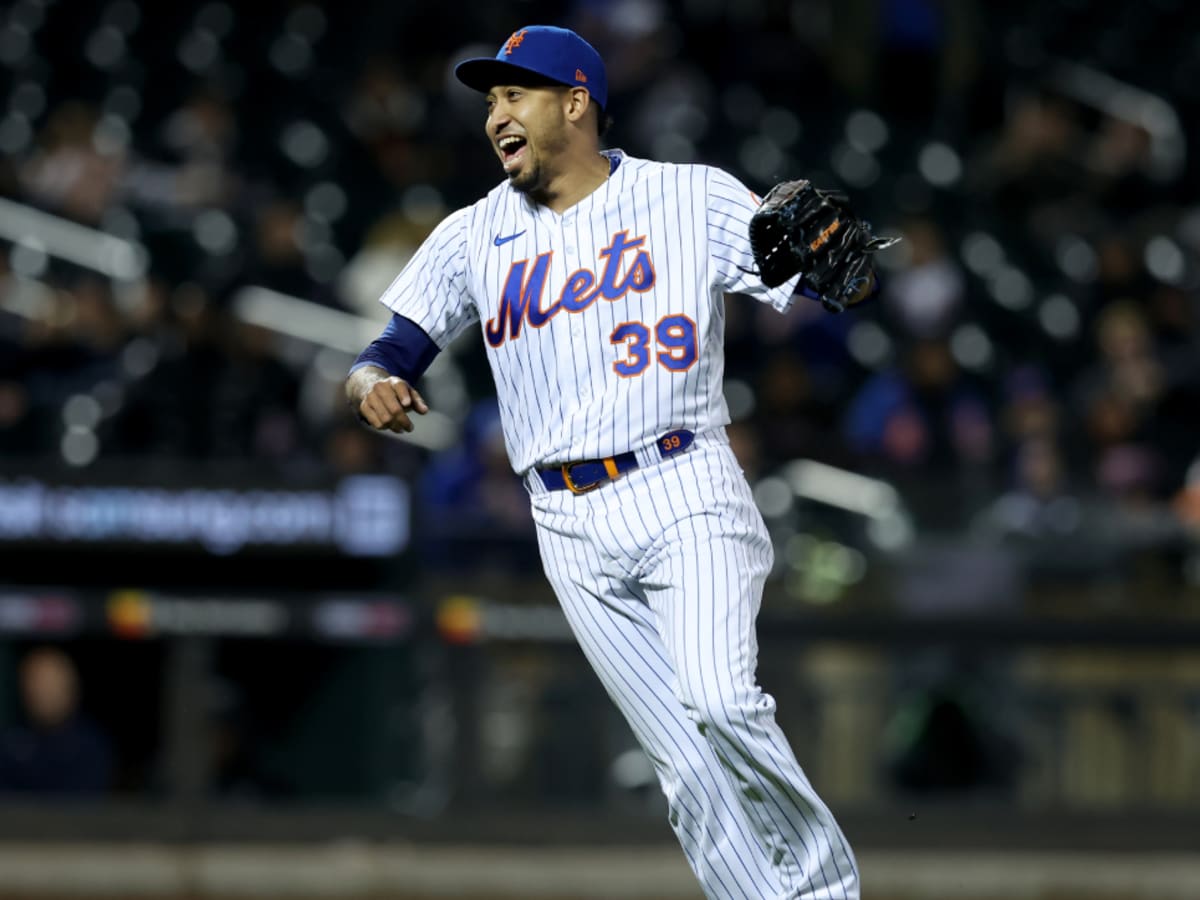 Mets' Edwin Diaz to wear pink glove on Mother's Day to honor women