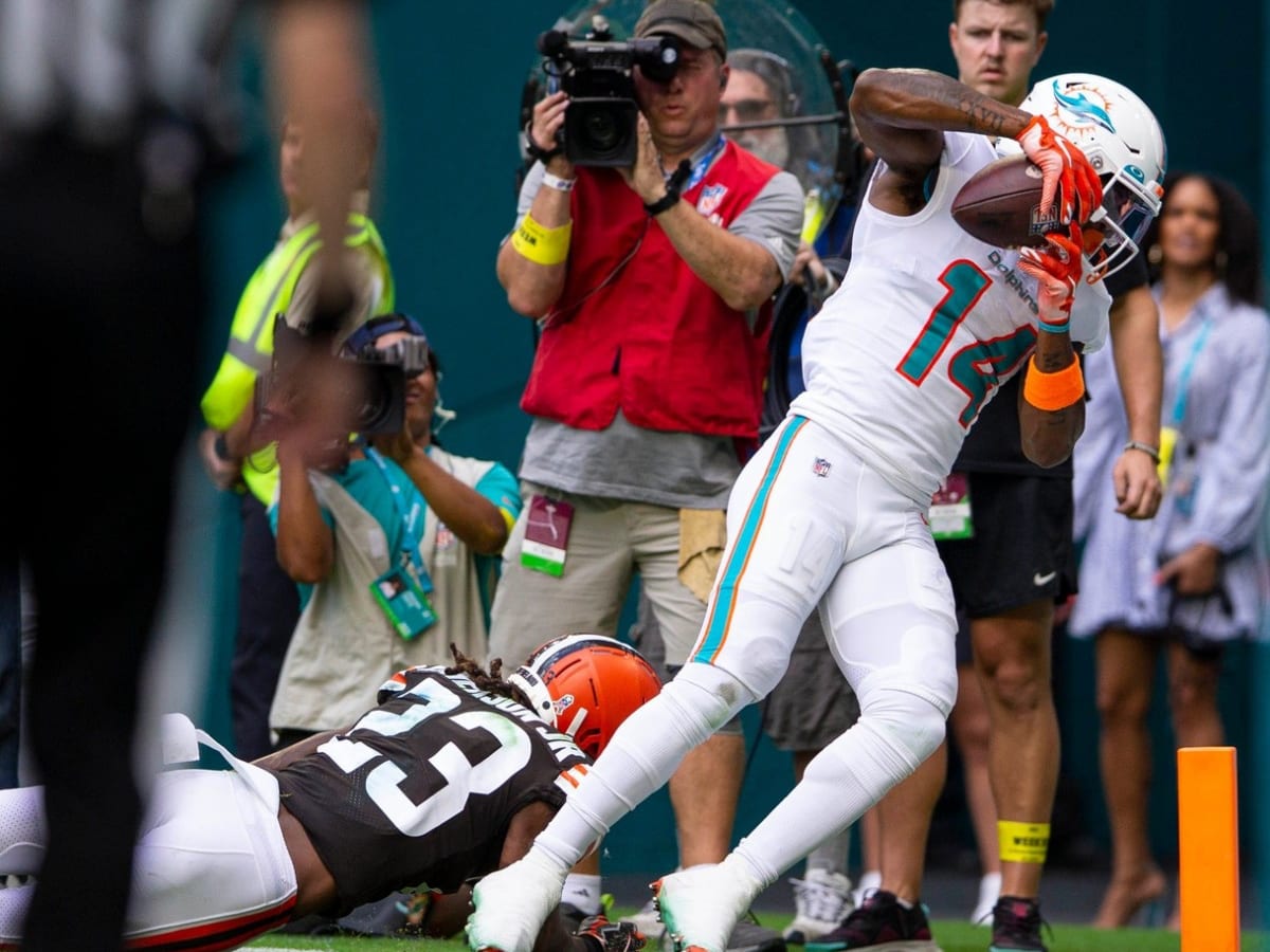 Miami Dolphins wide receiver Jaylen Waddle (17) runs a play during an NFL  football game against the Cleveland Browns, Sunday, Nov. 13, 2022, in Miami  Gardens, Fla. (AP Photo/Doug Murray Stock Photo - Alamy