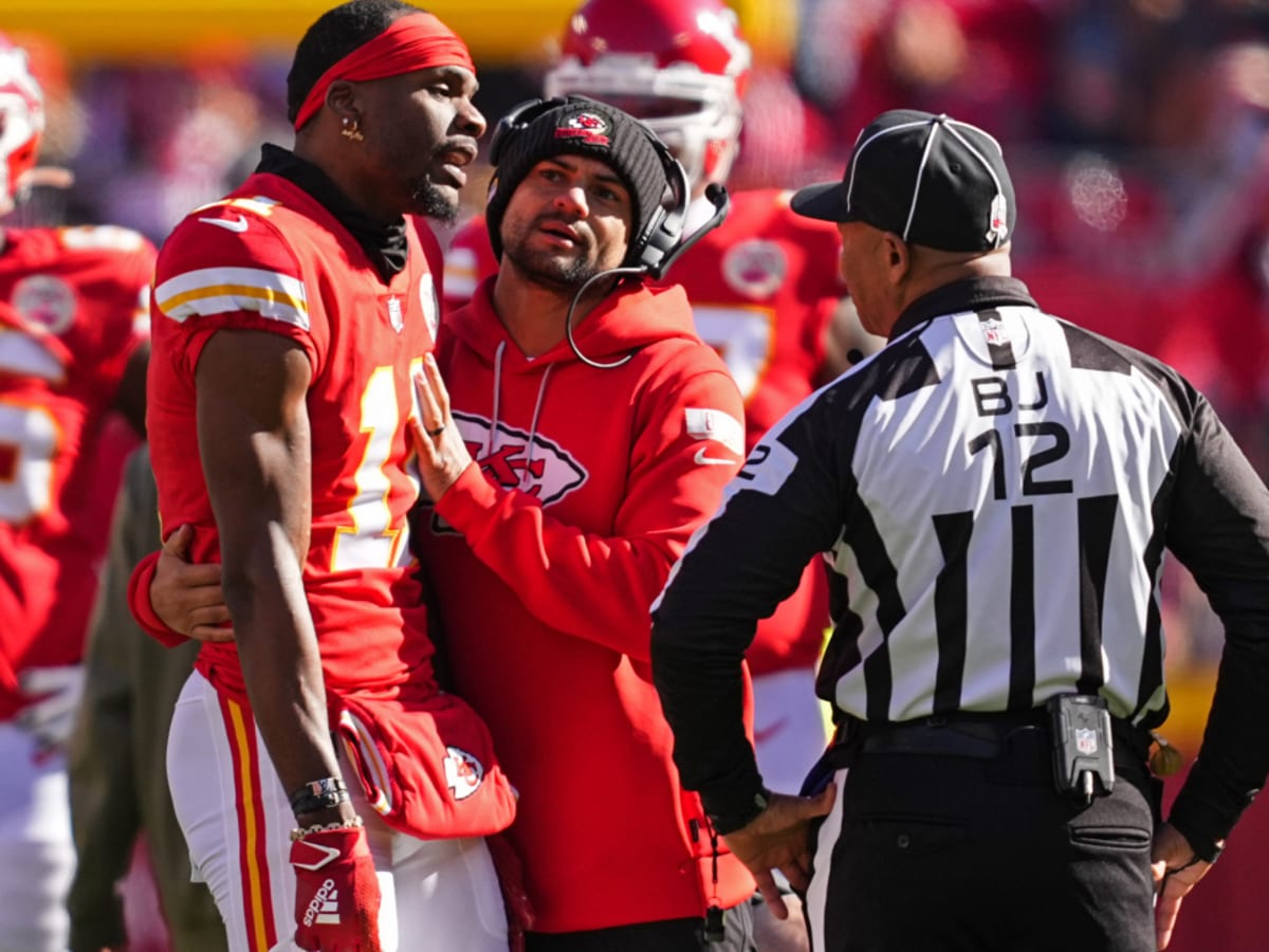 Chiefs teammates 'angry' after 'illegal' hit knocks Smith-Schuster