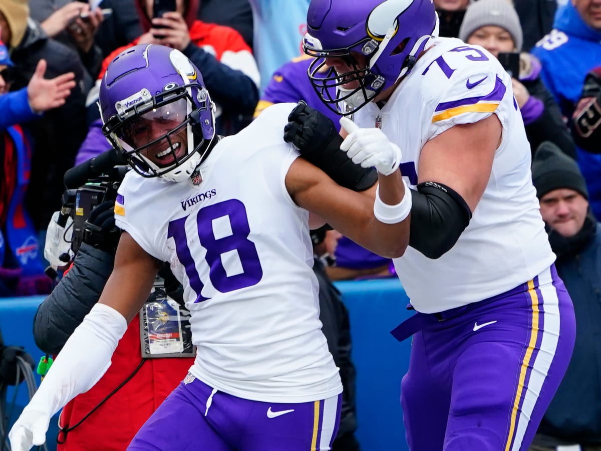 Vikings Justin Jefferson checks in with diamond-encrusted gloves