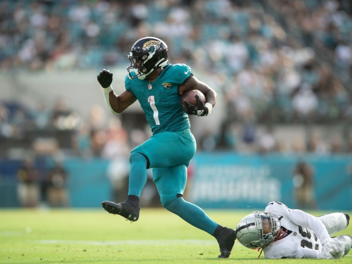 Download Jacksonville Jaguars Travis Etienne In Field Wallpaper