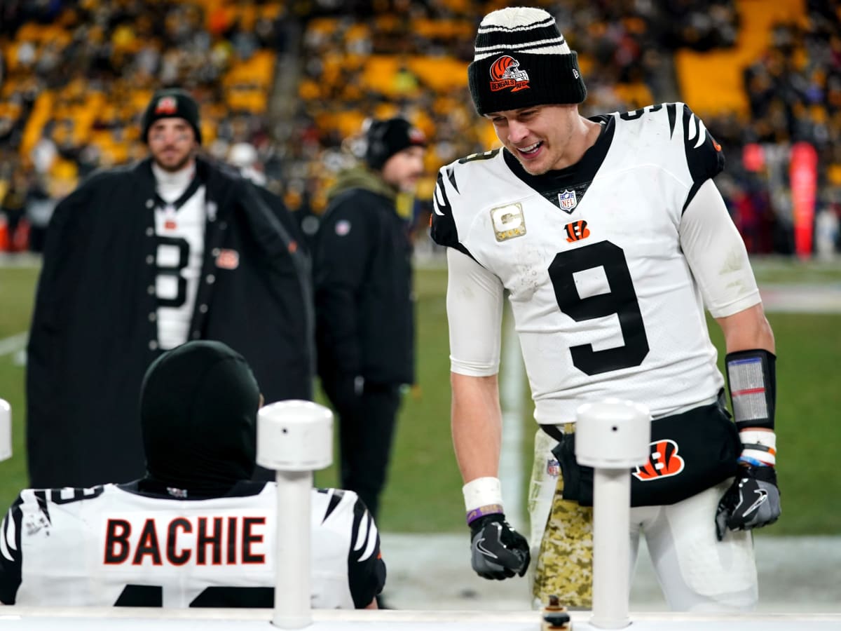 Cincinnati Bengals' Joe Burrow leads a team huddle on the field