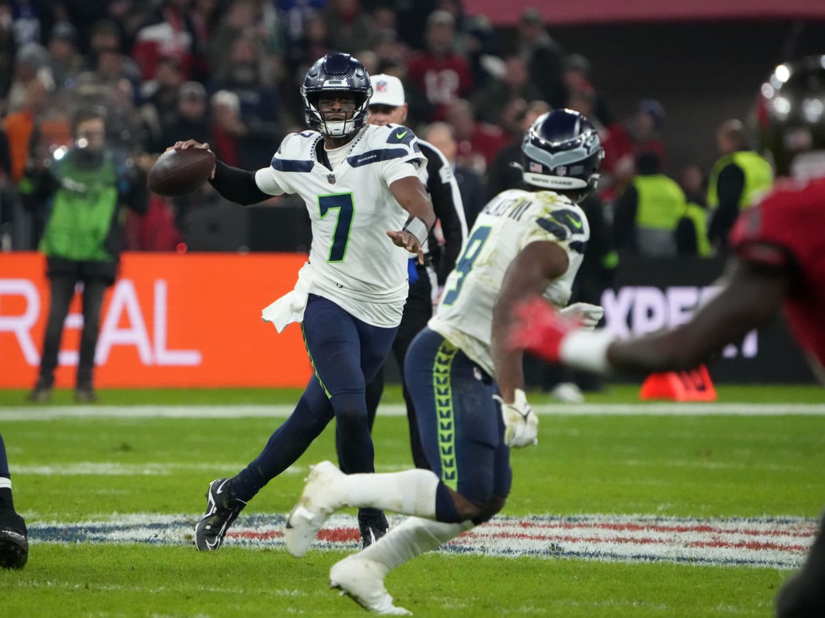 Offense sputters, defense struggles in Seattle Seahawks' 20-7 preseason  loss to Las Vegas Raiders - Field Gulls