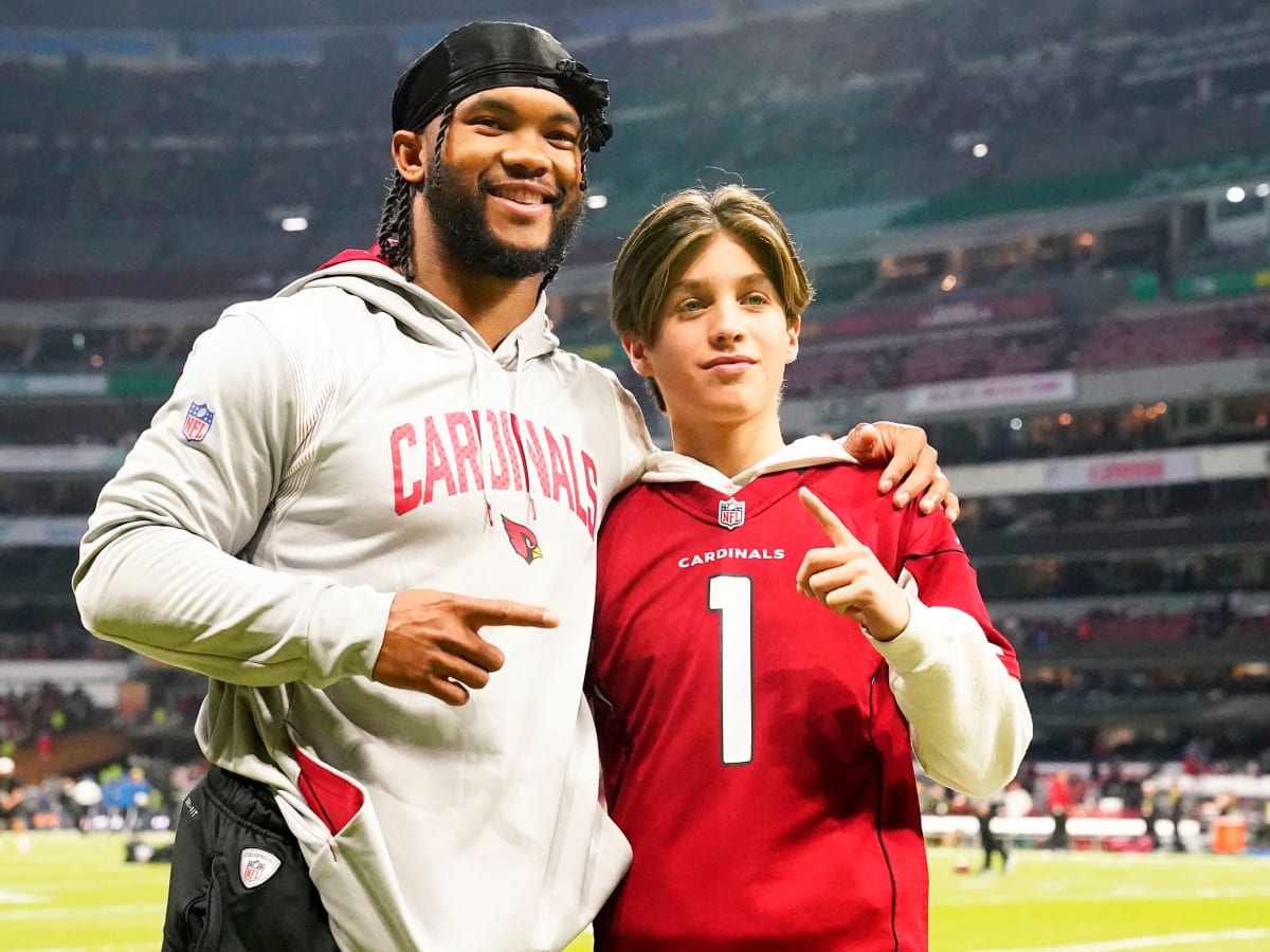 Arizona Cardinals quarterback Kyler Murray (1) warm up prior to an