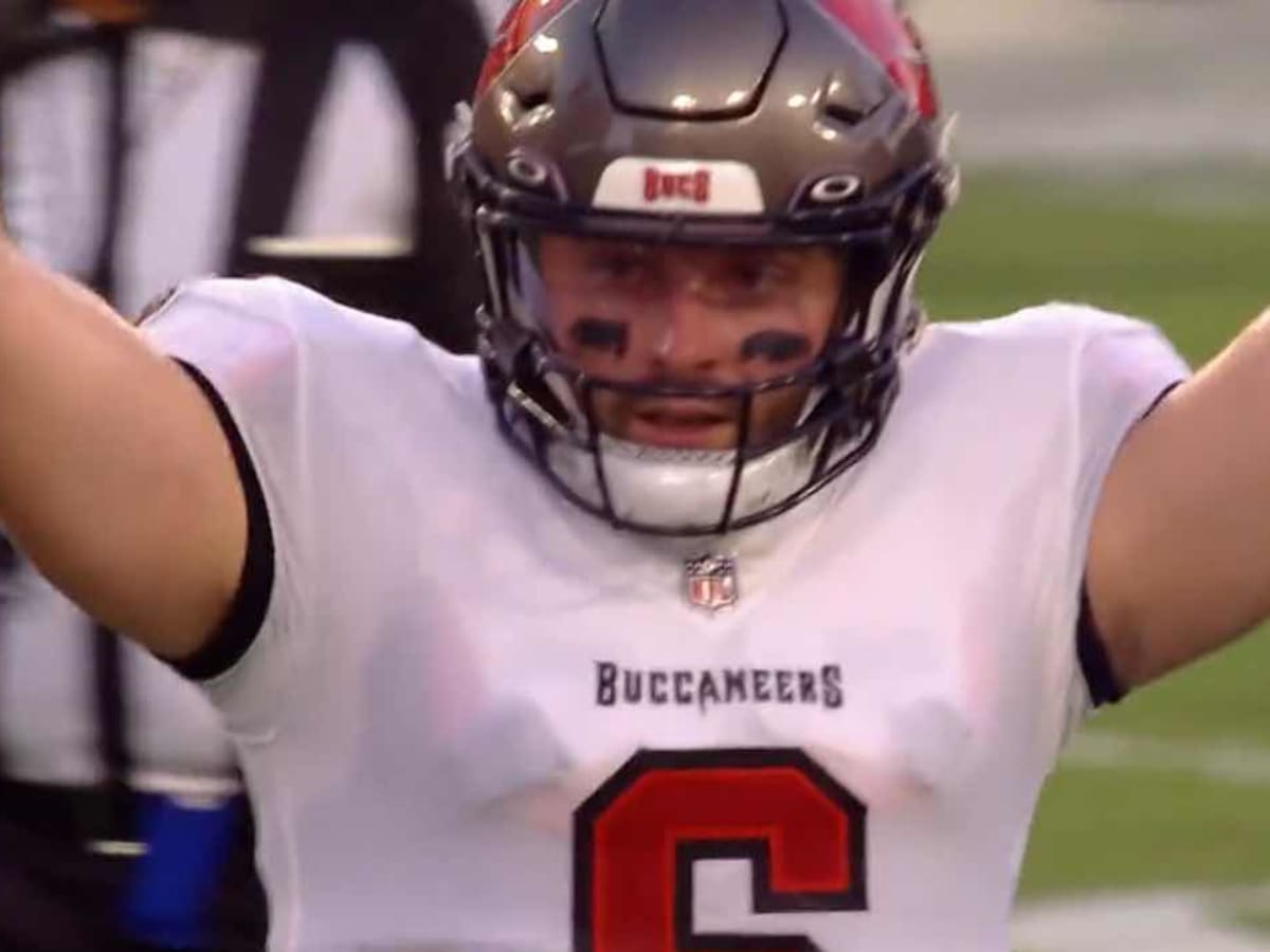 Mayfield shows grit in his Bucs debut