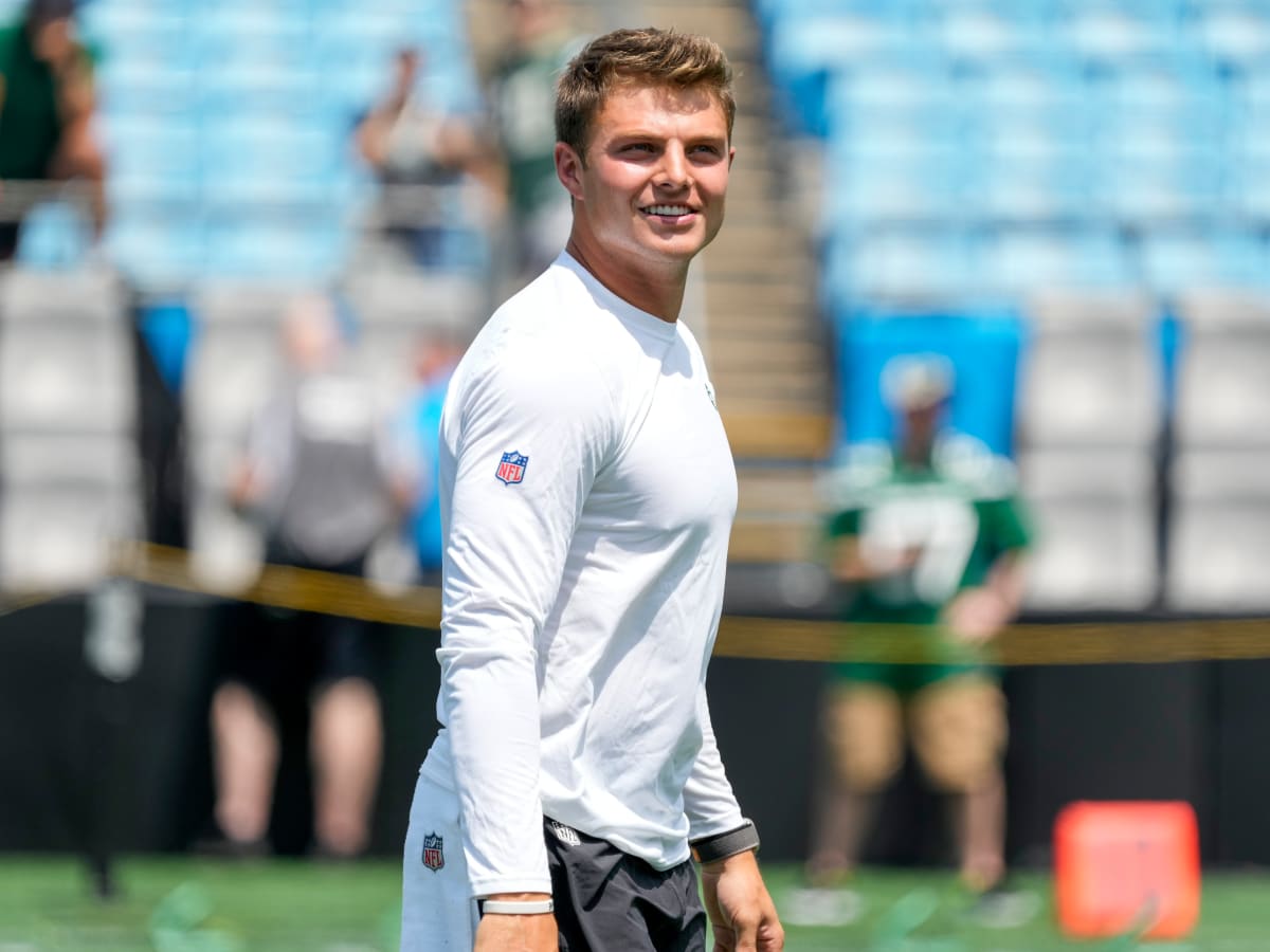 Charlotte, North Carolina, USA. August 12, 2023: New York Jets quarterback Aaron  Rodgers (8) signs autographs during warm ups before the NFL matchup between  the Carolina Panthers and the New York Jets