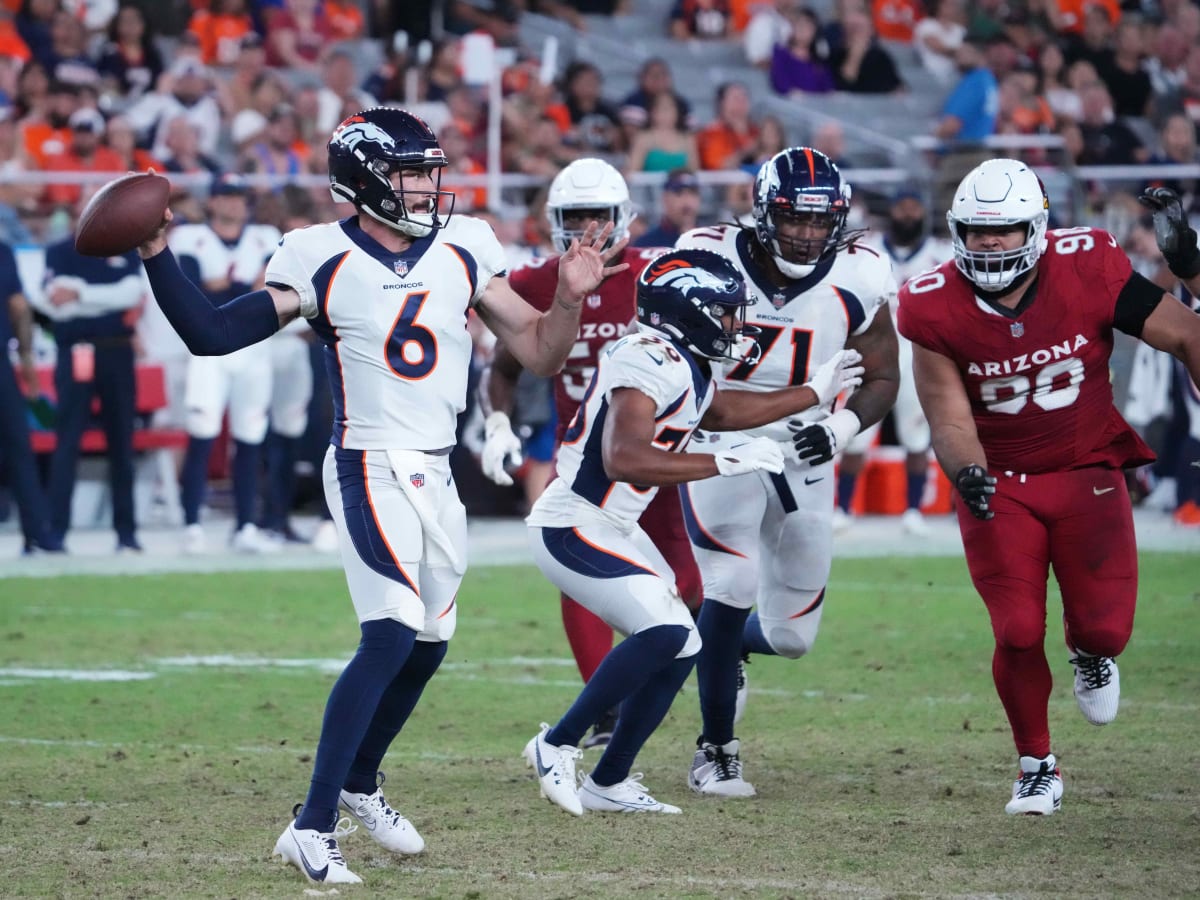 August 31, 2017: Denver Broncos defensive back Dymonte Thomas (35) with a  ball carry during the second quarter of an NFL preseason matchup between  the Arizona Cardinals and the Denver Broncos at