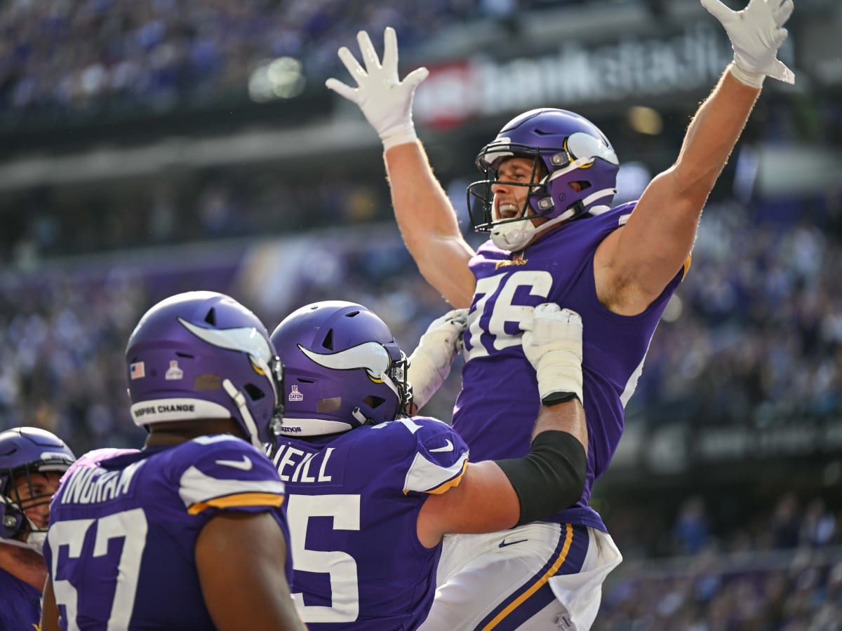 Minnesota Vikings tight end Johnny Mundt warms up before a