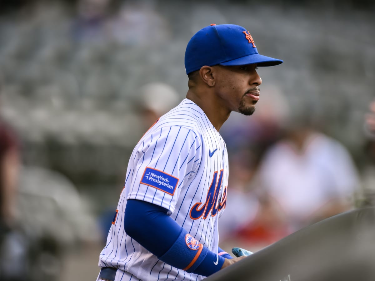 Francisco Lindor of the New York Mets rounds third base before