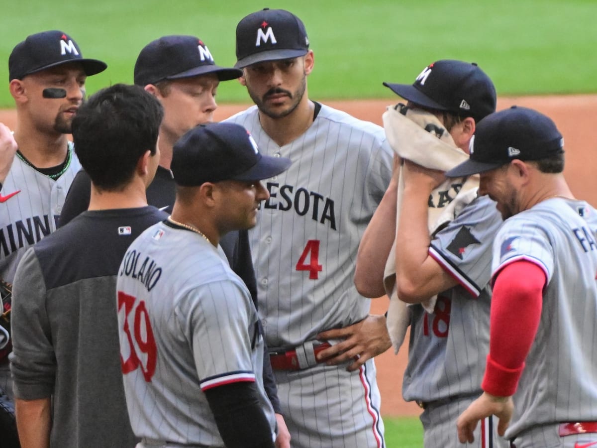 Brewers shortstop bolts from game for twins' birth – WKTY