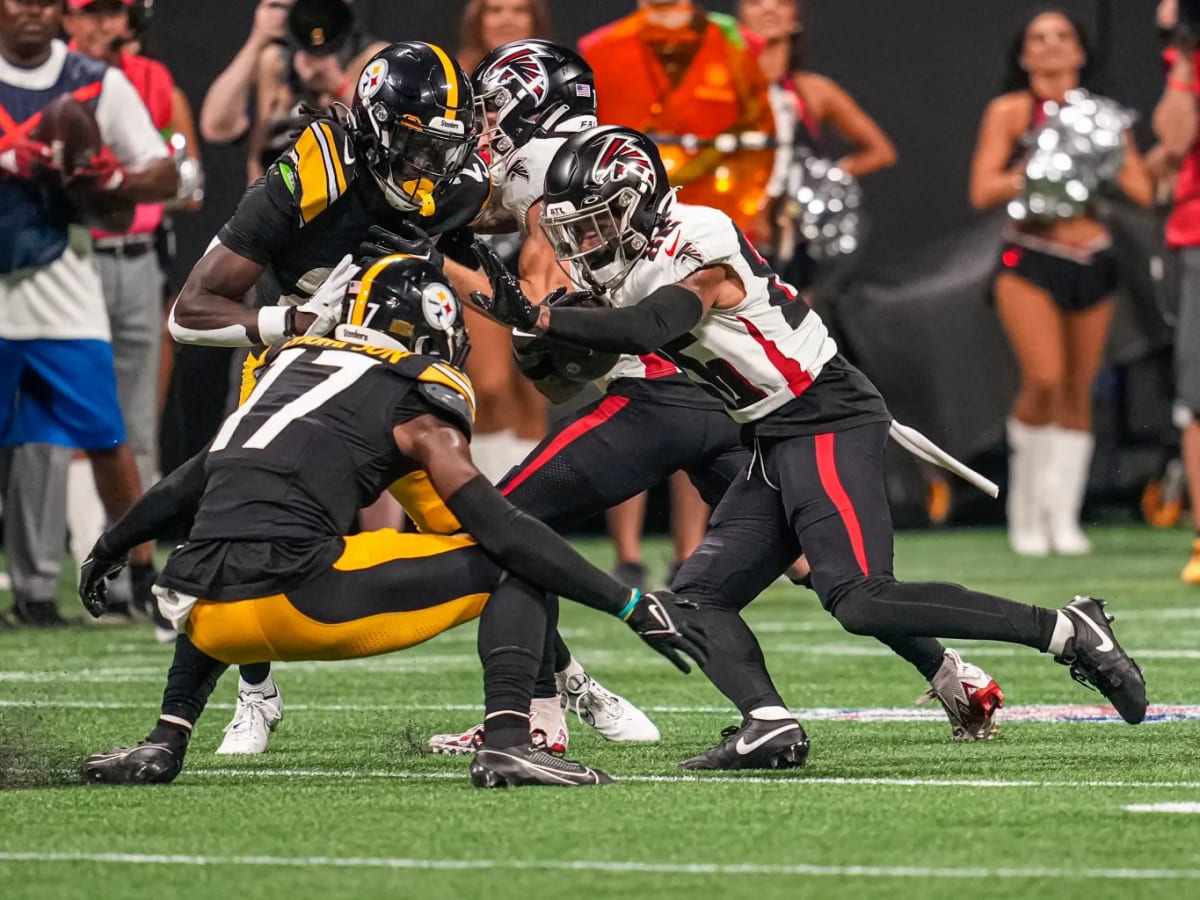 Atlanta Falcons tight end Kyle Pitts (8) outruns New York Jets cornerback  Bryce Hall (37) during an NFL International Series game at Tottenham  Hotspur Stock Photo - Alamy