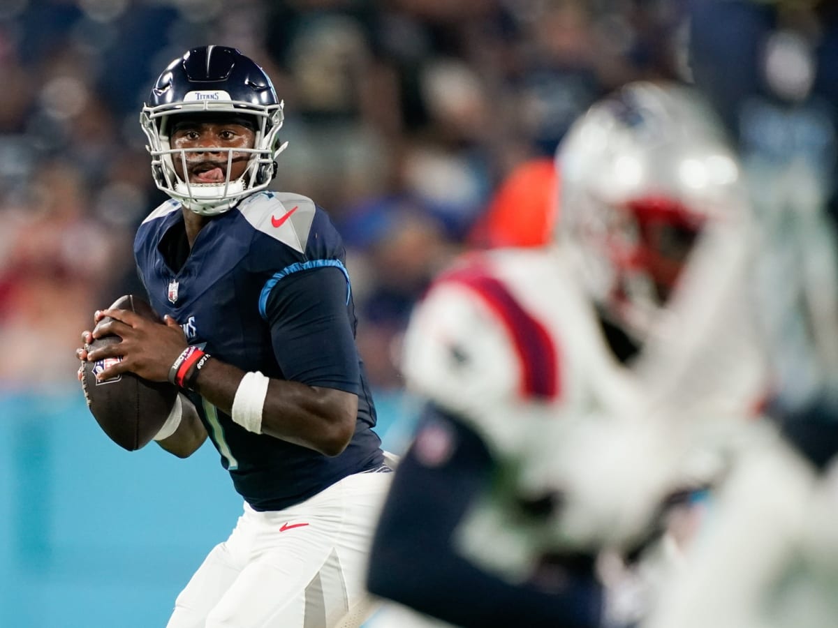 NASHVILLE, TN - AUGUST 20: Tennessee Titans quarterback Malik Willis (7)  attempts to elude the Tampa Bay defenders during the Tampa Bay Buccaneers-Tennessee  Titans Preseason game on August 20, 2022 at Nissan