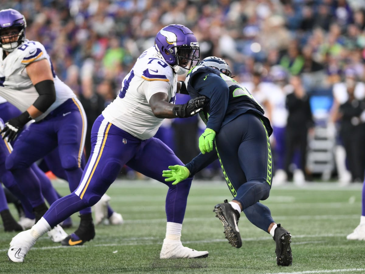 Source: Vikings trade offensive tackle Vederian Lowe to Patriots