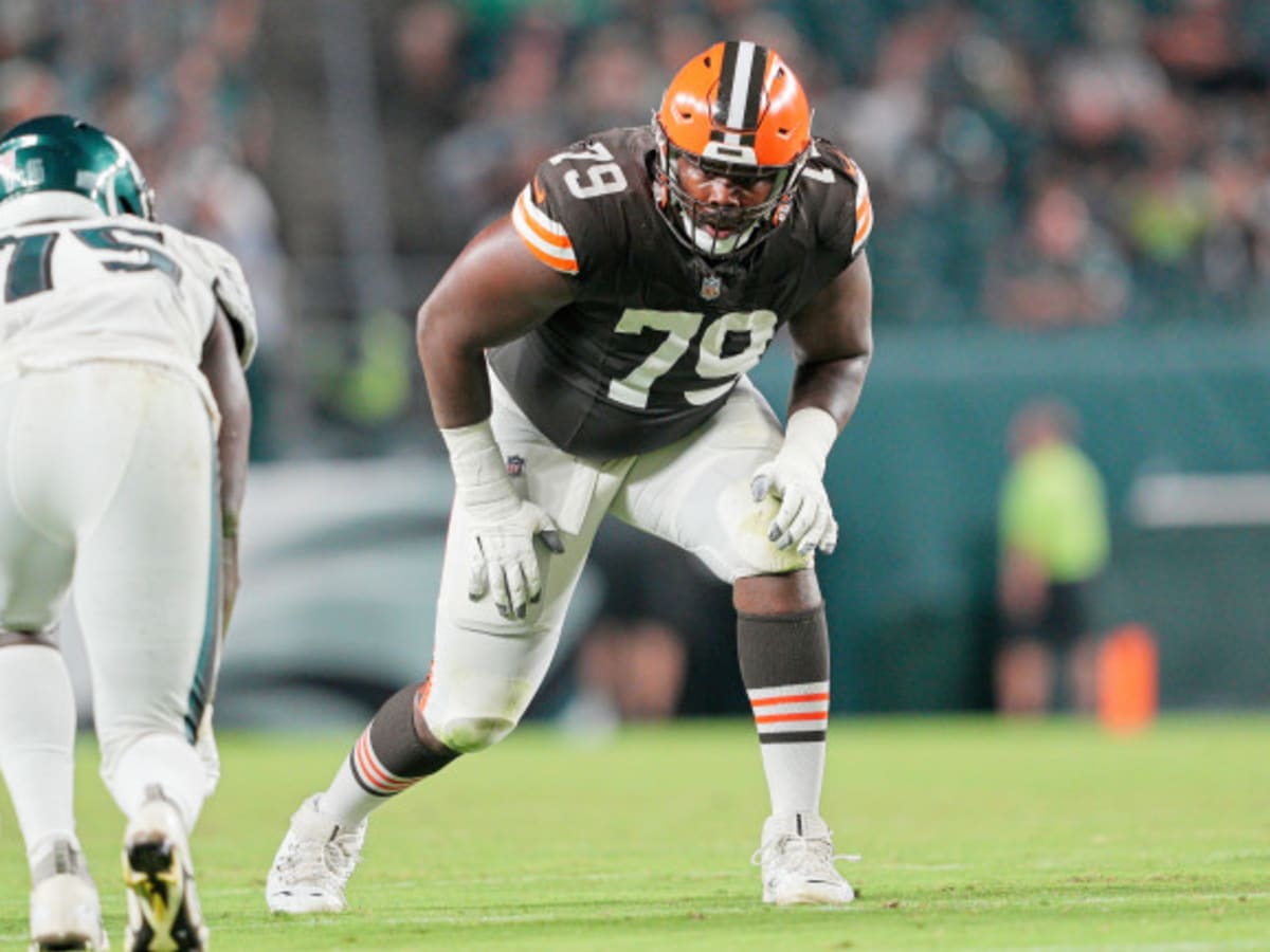 Patriots Continue To Stockpile At Offensive Tackle, Acquiring