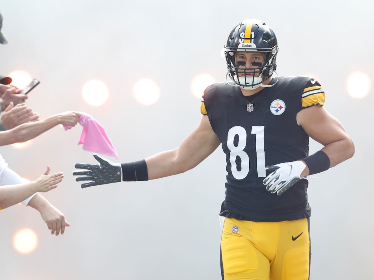 Pittsburgh Steelers tight end Zach Gentry (81) lines up during the first  half of an NFL football game against the Atlanta Falcons, Sunday, Dec. 4,  2022, in Atlanta. The Pittsburgh Steelers won