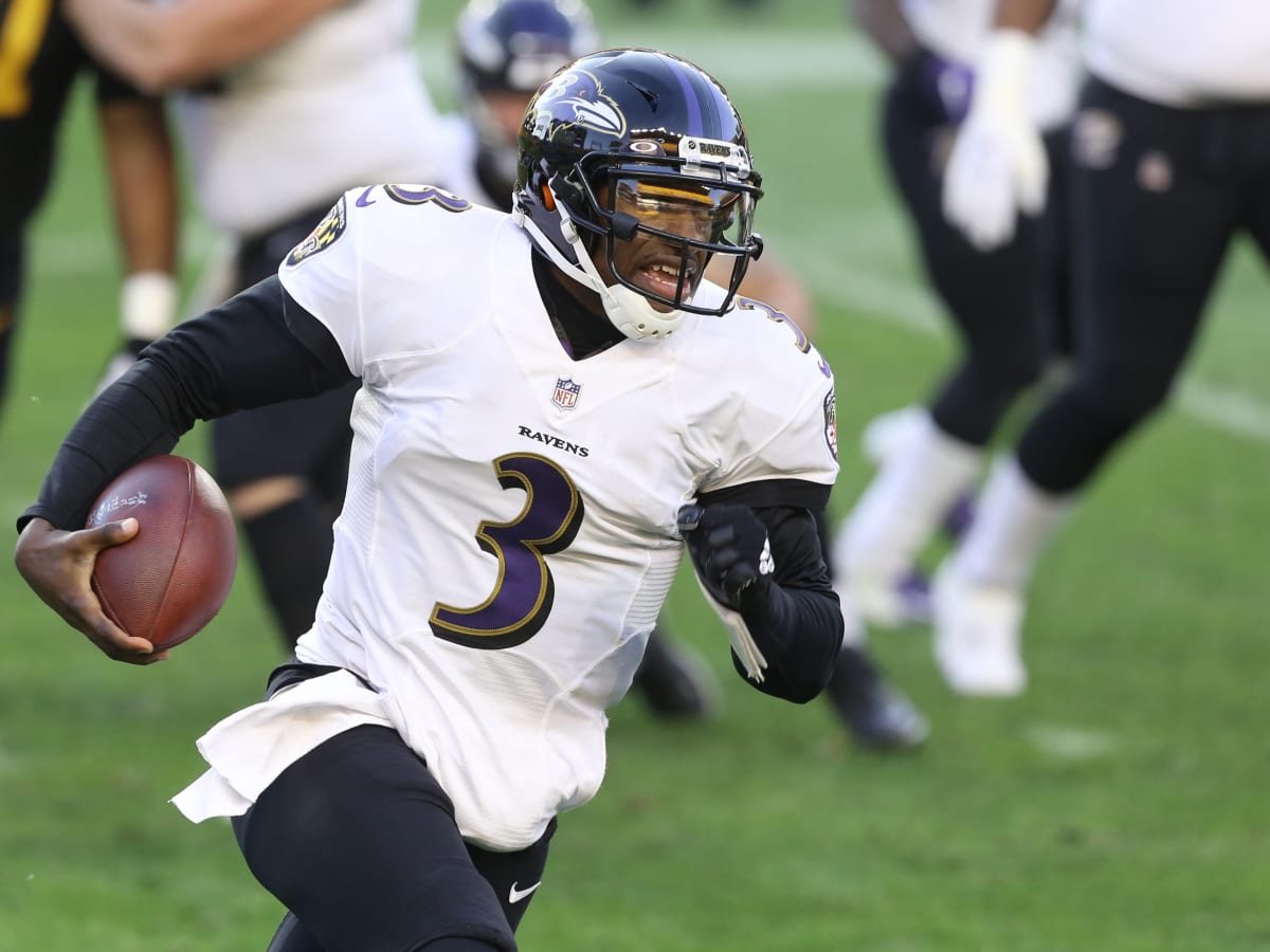 Baltimore Ravens quarterback Robert Griffin III (3) throws before