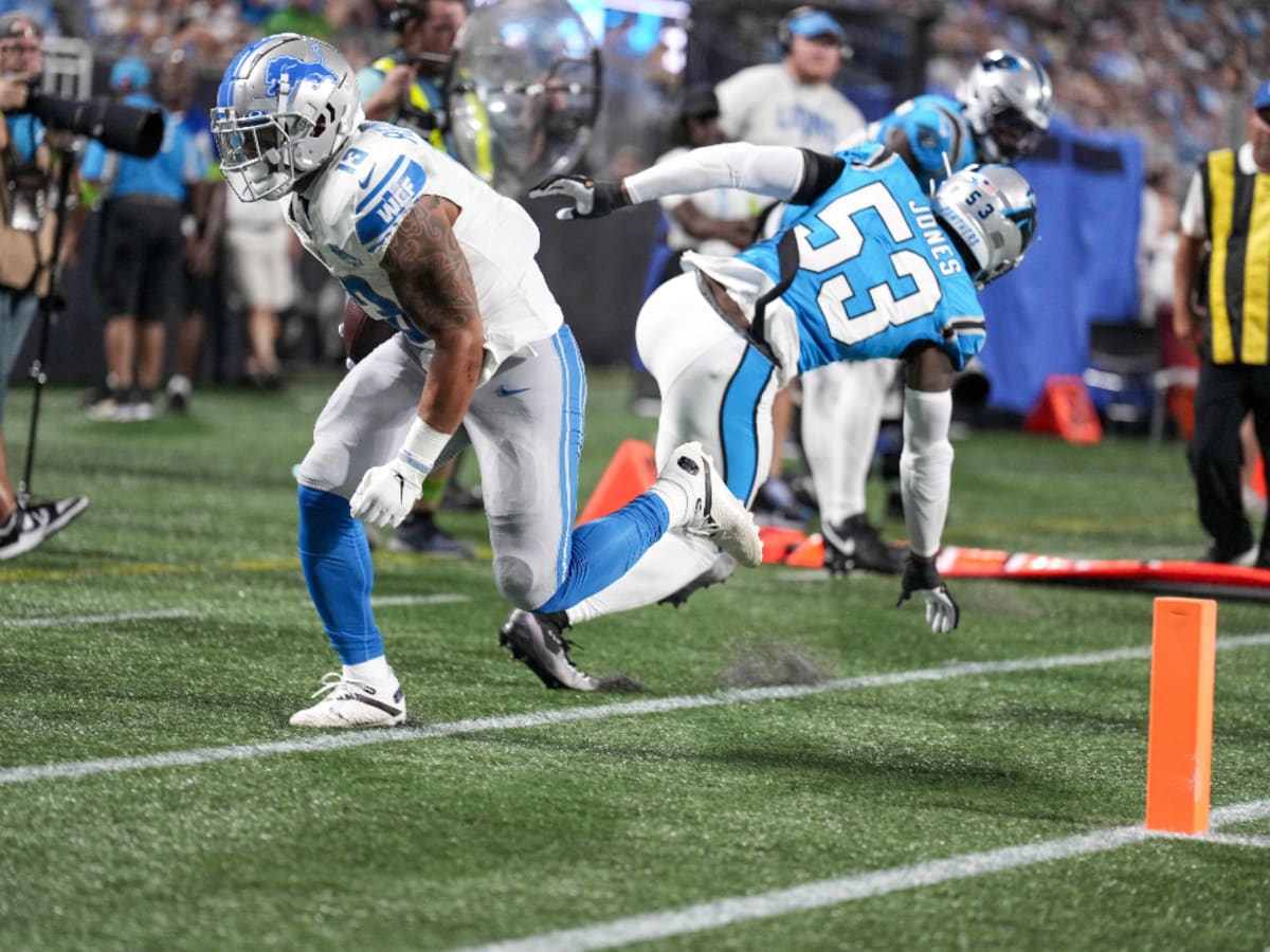 DETROIT, MI - SEPTEMBER 18: Detroit Lions running back Craig Reynolds (46)  cuts through a hole for