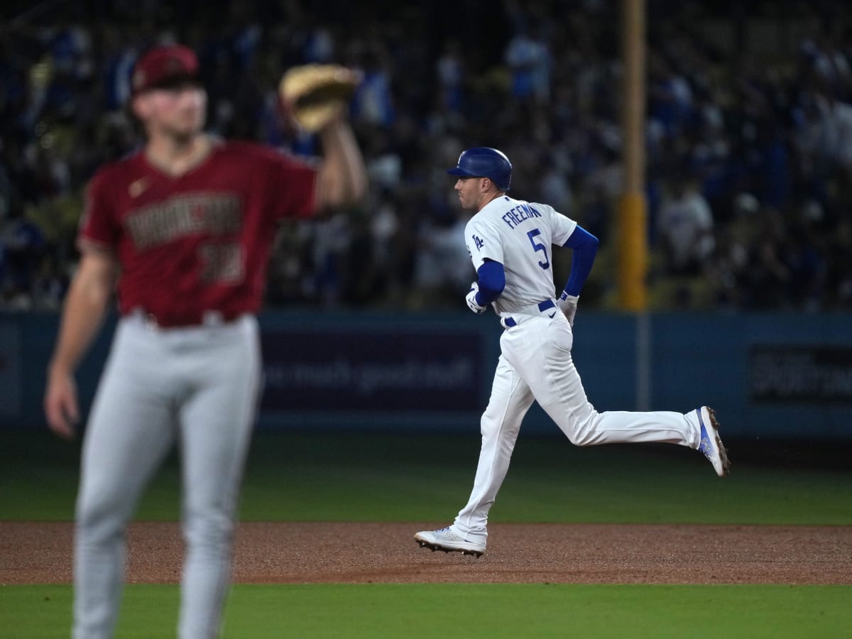 Giants' bats bust out for 8-5 win to take first game from D-backs